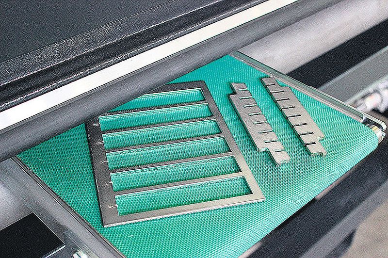 Das Förderband für Kleinteile kann schnell und flexibel in den Edge Racer eingelegt werden und erweitert somit das Teilespektrum. (Bild: Wöhler Brush Tech)