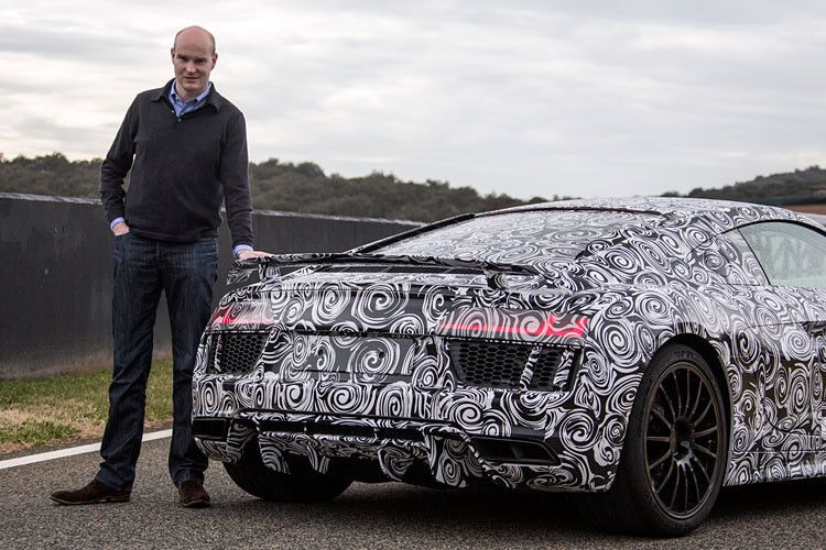 Die zwei V10-Varianten sind nur der Anfang; Audi wird noch vor Jahresende mit einer Einstiegsmotorisierung nachlegen, und es wird wieder eine Rennversion geben. Eines hat sich auch bei der neuen R8-Generation nicht geändert: Er ist eine Kriegserklärung an die Konkurrenz. (Im Foto: Automobil-Industrie-Reporter Jens Meiners) (Foto: Audi)