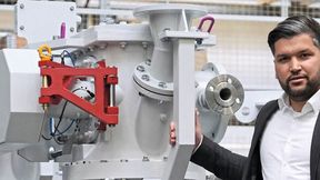 Yener Bicakci und die Fließbett-Gegenstrahlmühle AFG-R  (Bild: Hosokawa Alpine)