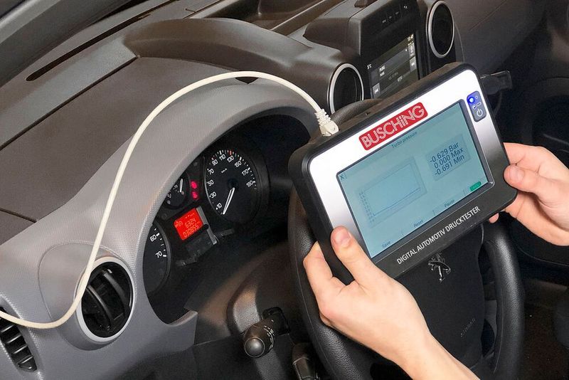 Dank der langen Zuleitung kann der Anwender auch Prüfungen im Fahrbetrieb durchführen. (Busching)