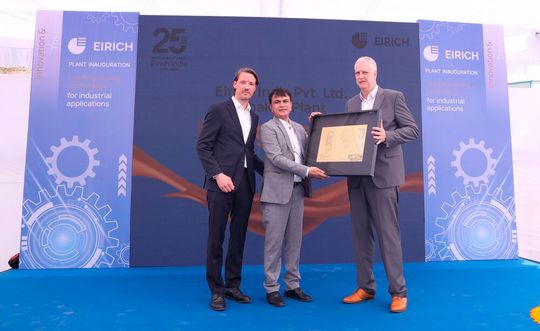 25 Jahre Eirich in Indien! Von links: Stephan Eirich, einer der beiden Geschäftsführer der Eirich-Gruppe, Sourav Sen, Managing Director Eirich-India, und Geschäftsführer-Kollege Ralf Rohmann, beim Jubiläum, nebst Einweihung des neuen Werks in Pune.(Bild:  Eirich-India)