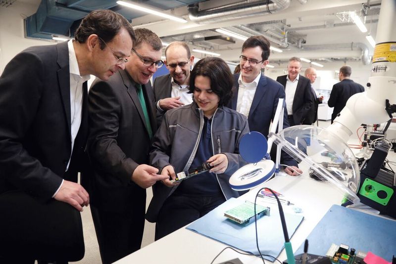 Ein Blick in das neue Competence Center Prozessanalysetechnik: Alexander Becker von Infraserv Prozesstechnik erläutert die Teststation für EMSR-Anlagen.  (Maik Reuß/ Infraserv)