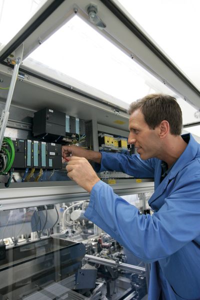 Der Funktionsumfang speicherprogrammierbarer Steuerungen wird immer komplexer, gleichzeitig werden sie immer kompakter und leichter bedienbar. (Bild: Siemens)