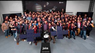 Im Kontrollzentrum der ESA fand vor dem Start von „Juice“ das Briefing statt - und das so wichtige Gruppenfoto. (Bild: ESA)