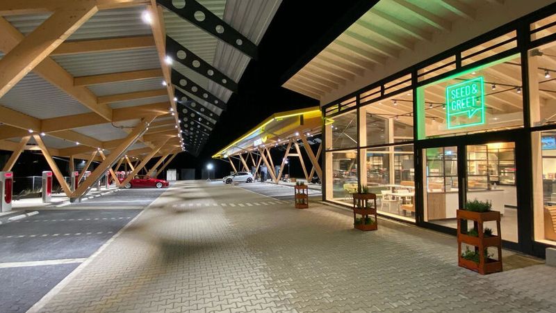 In dem Bäckerladen in Hilden gibt es auch Pizza. (Bild: Tesvolt)