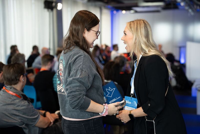 Spaß muss sein: Vanessa Giessl und Lydia Hundsdörfer von der Vogel IT-Akademie haben sichtlich Spaß bei der CCX. (Bild: Vogel IT-Akademie)
