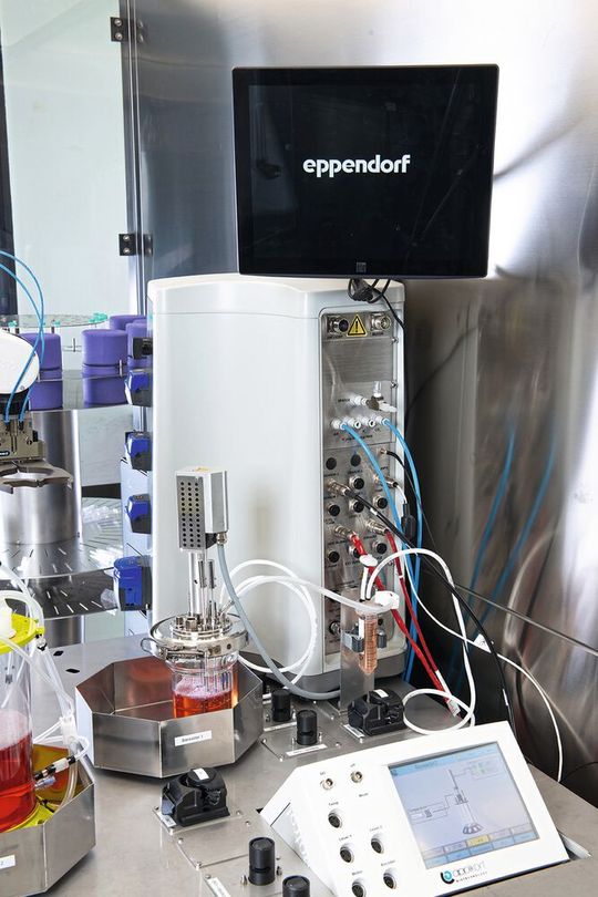 Abb. 1: Bioreaktor zur robusten Produktion extrazellulärer Vesikel auf der Autostem-Plattform mit seiner Kontrolleinheit. Im Projekt soll der Bioreaktor hochskaliert werden.(Bild:  Fraunhofer IPT)