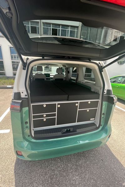 Der E-VW-Bus wird mit einem Schlafsystem von Van-Essa ausgerüstet, das eine wagenbreite Schlaffläche bietet. (Bild: Roadsurfer)