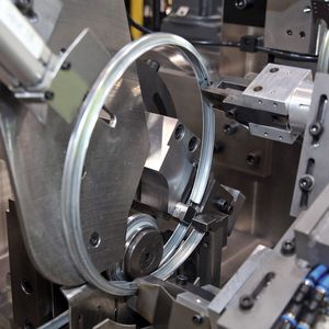 Bild 1: In der Biegestation formt der Servo-Spannringautomat Durchmesser und Drall des Stahlringverschlusses.