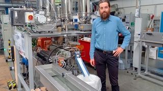 Polylactid-Blends mit Stereokomplex-Kristallstrukuren sind jetzt im Technikumsmaßstab herstellbar, wie hier Dr. Boris Marx vom Faserinstitut Bremen e. V. demonstriert. Daraus hergestellte Fasern könnten dem Biopolymer PLA neue Marktchancen eröffnen. (Bild: AIF)