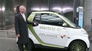 Die Fachkonferenz Omnicard fand Mitte 
Januar im Berliner Grand Hotel Esplanade statt. Dort lässt Wagenmeister Henrik von de Mortel die täglichen Einkäufe und schnelle Transporte seiner Mitarbeiter mit einem Elektroauto erledigen. Die Tanksäule befindet sich direkt vor dem Haupteingang.  (Bild: Lochmaier)