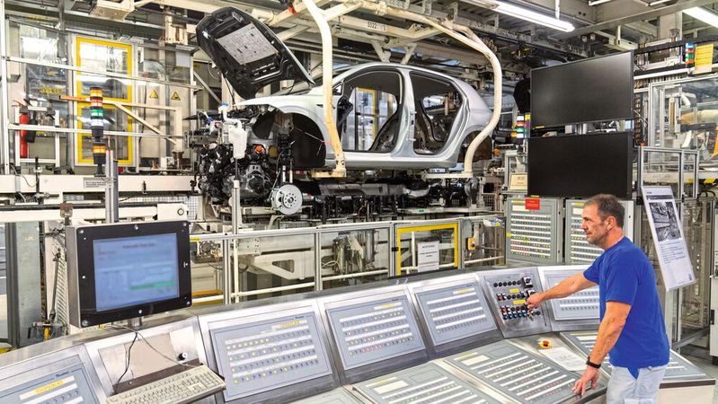 Viele Jobs in der Autobranche stehen auf der Kippe.(Bild:  VW)