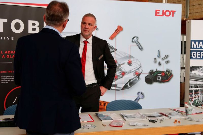 Ejot stellte Schrauben für Elektromobile, speziell auch Komponenten für den Hoch-Volt-Bereich, vor... (Bild: D. Quitter - VCG)