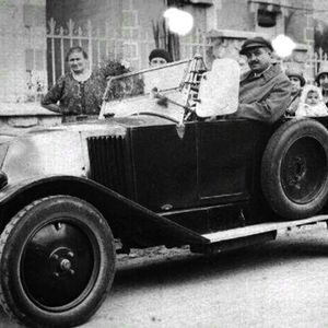 Der Woods Interurban von 1905 hatte zwei austauschbare Antriebseinheiten: für längere Strecken wurde der elektrische Antrieb einfach mit der kompletten Vorderachse gegen einen Benzinantrieb ausgetauscht