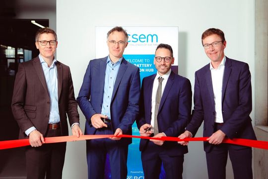 Einweihung des Battery Innovation Hub: (von links nach rechts) Alexandre Pauchard (CSEM, CEO), Andreas Hutter (CSEM, Group Leader Energy Systems), Andrea Ingenito (CSEM, Group Leader Sustainable Energy) and Pierre-Alain Leuenberger (Neuenburger Kantonalbank, Generaldirektor). Einweihung des Battery Innovation Hub: (von links nach rechts) Alexandre Pauchard (CSEM, CEO), Andreas Hutter (CSEM, Group Leader Energy Systems), Andrea Ingenito (CSEM, Group Leader Sustainable Energy) and Pierre-Alain Leuenberger (Neuenburger Kantonalbank, Generaldirektor).