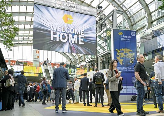 Die Interpack in Düsseldorf ist das weltweit grösste Ereignis der Processing & Packaging-Industrie. Rund 2800 Aussteller aus aller Welt präsentieren im Mai ihre neuesten Entwicklungen und setzen Impulse für die Zukunft einer global vernetzten Industrie.(Bild:  Messe Düsseldorf GmbH)