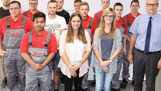 Die neuen Auszubildenden und Studierenden des Pfeiffer-Vacuum-Standortes in Asslar mit Personalleiter Oliver Conradi (rechts). (Pfeiffer Vacuum)