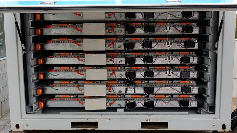 Lagerung und Nutzung in einem: E-Auto-Batterien können zur stationären Energiespeicherung genutzt werden, wie hier bei Auto-Ruhfass in Vohburg.(Bild:  Rosenow – VCG)