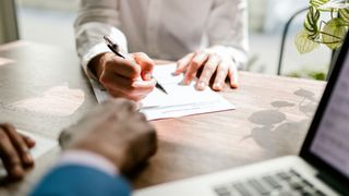 Dank eines Urteils des OLG Schleswig gewinnen Verbraucher ihre Bonität trotz Schufa-Eintrag jetzt viel früher zurück. (Rodnae Productions - Pexels.com)