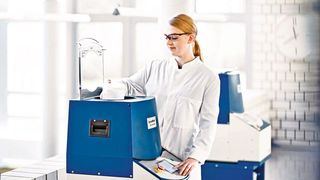 Abb.1: Ein Labormischer, mit dem die Probenvorbereitung im Handumdrehen gelingen soll: der Speed Mixer von Hauschild (Bild: Hauschild)