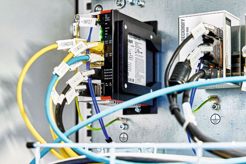 Der leistungsstarke Ultra-Kompakt-Industrie-PC C6030 steuert alle Maschinen- und Bedienprozesse. (Bild: Beckhoff )