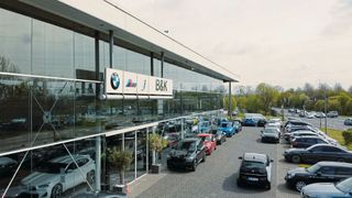 Bei B&K in Bad Homburg kann der Kunde seinen neuen Gebrauchten gleich mitnehmen. (Bild: B&K)