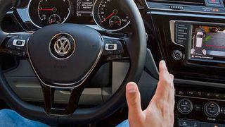 Hände weg vom Lenkrad: Der Park Assist wurde vor zehn Jahren im VW Touran eingeführt. (Volkswagen)