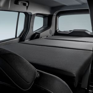 Das dreiteilig zusammengelegte Bett wird zu einer 1,15 Meter breiten und 1,89 Meter langen Liegefläche ausgeklappt.(Bild:  © Mercedes-Benz AG)