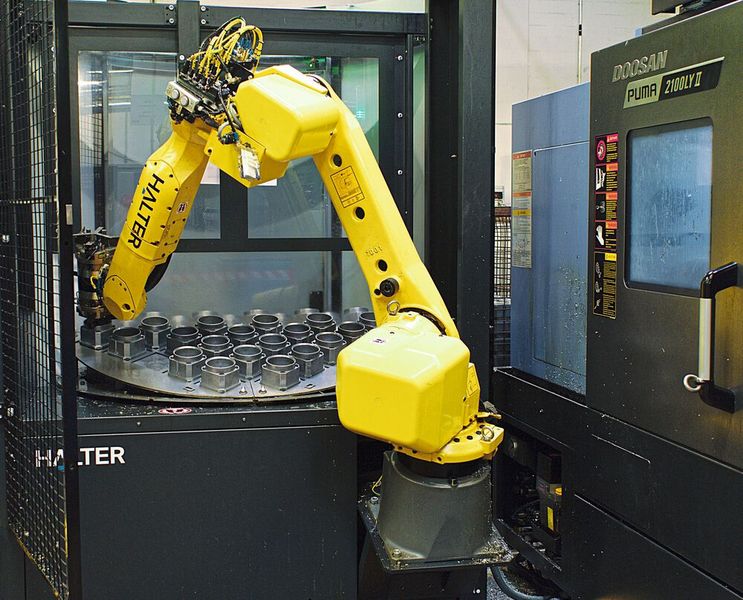 Der Halter Load Assistant Universal arbeitet mit verschiedenen, universellen Rasterplatten für rechteckige und rotationssymmetrische Werkstücke sowie Stangenmaterialien. (Bild: Martinus Menne)