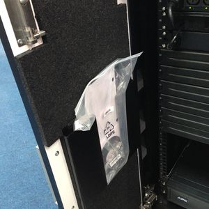 Abbildung 1: “Smart Bunker CX” gehört in  Büro-Umgebungen; auf der CeBIT war die Ausführung für halbe Racks zu sehen.