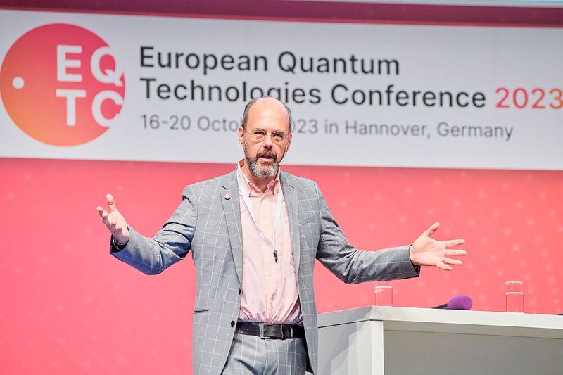 Professor Tommaso Calarco vom Forschungszentrum Jülich, führender Quantenphysiker, Initiator und Wegbereiter einer gemeinsam nationalen und europäischen Quantentechnologie-Forschung, in der Paneldiskussion auf der „EQTC 2023“ in Hannover.