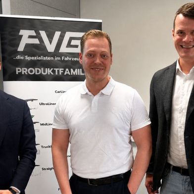 Freuen sich über die künftige Zusammenarbeit (v. l. n. r.): Gabriel Wenzke, Projektmanager (PSI), Tom Desens, Projektmanager (FVG) und Philipp Meyer, Consultant (PSI). (Bild: PSI Software SE)