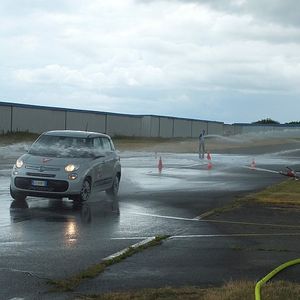 Der Ganzjahresreifen musste auf einem bewässerten Handlingkurs sowie ...(Foto:  Rosenow)