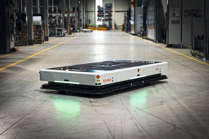 Durch ihren omnidirektionalen Antrieb manövriert die KMP 3000P auch durch beengte Produktionsumgebungen souverän. (Bild: Kuka)