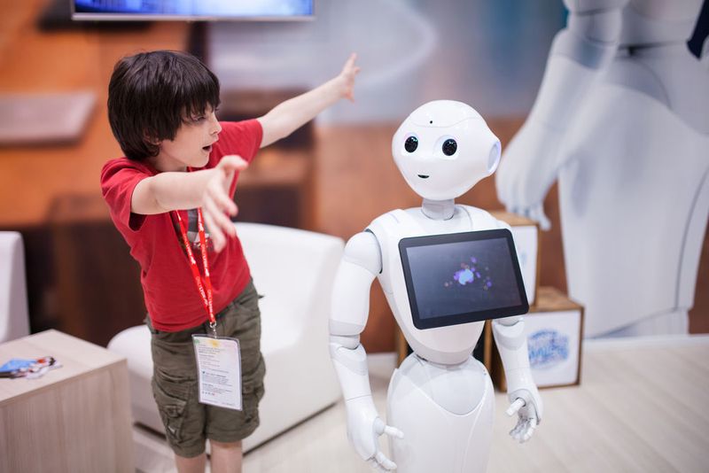 Pepper ist Aldebarans Vorzeigeroboter: Er kann Emotionen lesen und reagiert darauf. (Bild: Aldebaran Robotics / www.daniel-gillet.com)