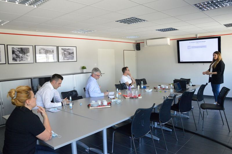 Sie stellte der Jury des Digital Automotive Awards das selbstentwickelte Prämienkontroll-Programm „Hallo Mia“ vor. Das kann inzwischen allerdings noch viel mehr als die Prämien richtig beim Hersteller einzufordern. (Bild: Achter/»kfz-betrieb«)