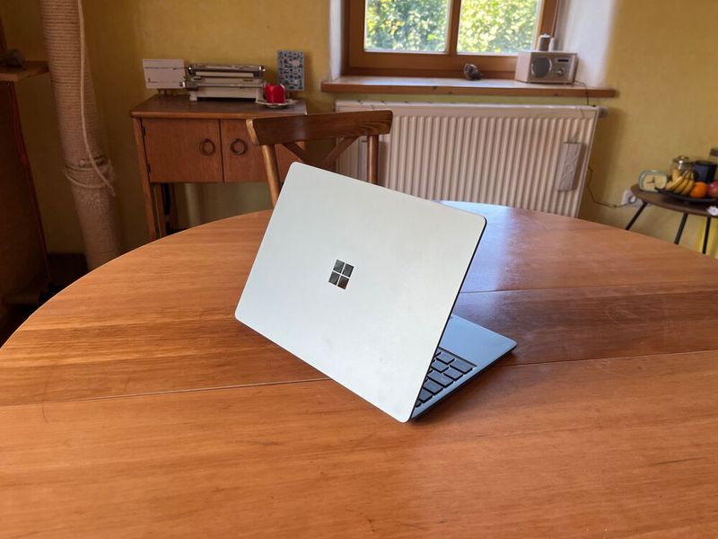 Displaydeckel und Handballenablage bestehen aus eloxiertem Aluminium. Die Farbvariante nennt sich „Salbei“. Für das Gehäuseunterteil nutzt Microsoft zu 30 Prozent aus Recycling-Material hergestellten Kunststoff mit Glasfaseranteil. (Bild: Vogel IT-Medien)