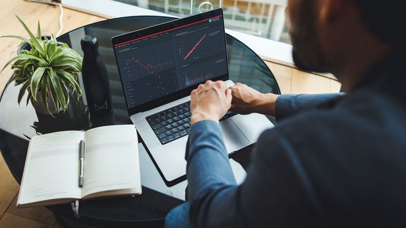 Laut einer Umfrage unter 163 Unternehmen wächst der Druck, Produkte schneller auf den Markt bringen zu müssen – und dabei gibt mehr als die Häfte an, dass physikalische Simulationen und nicht ausreichen.(Bild:  Monolith)