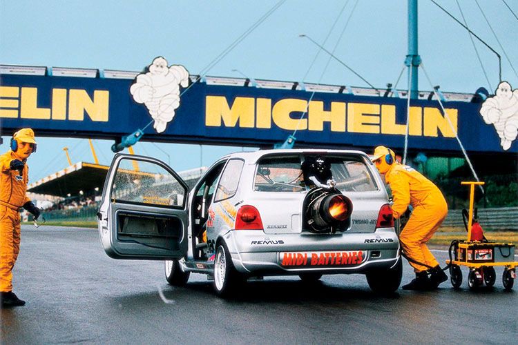 Ein Twingo mit Düsentriebwerk auf dem Nürburgring. (Renault)