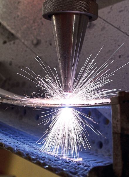 Beim Perkussionsbohren werden mehre Pulse an denselben Punkt gesetzt, um ein Loch durch das Material zu lasern.  (Fraunhofer-ILT)