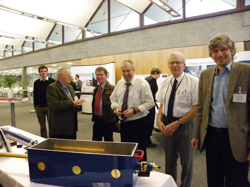 Bild 6: Immer Betrieb am Stand von bedea. In der Mitte Bernhard Mund (li.) und Prof. Lauri Halme, Aalto Universität Helsinki (mit weißem Hemd) (Bild: TAE)