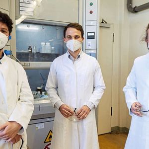 Dr. Fabian Schütt (v. l.), Dr. Florian Rasch und Professor Rainer Adelung entwickeln die besonderen Aeromaterialien an der Technischen Fakultät der Uni Kiel.(Bild:  Julia Siekmann, Uni Kiel)