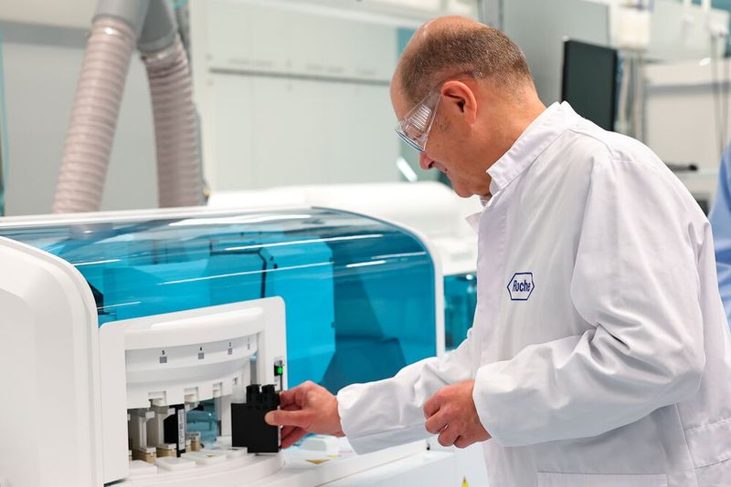 Bundeskanzler Olaf Scholz verschaffte sich bei einem Laborrundgang im Biotechnologie-Zentrum in Penzberg einen Einblick in die Expertise von Roche bei der Entwicklung und Produktion diagnostischer Tests. (Bild: Daniel Karmann/ Roche)