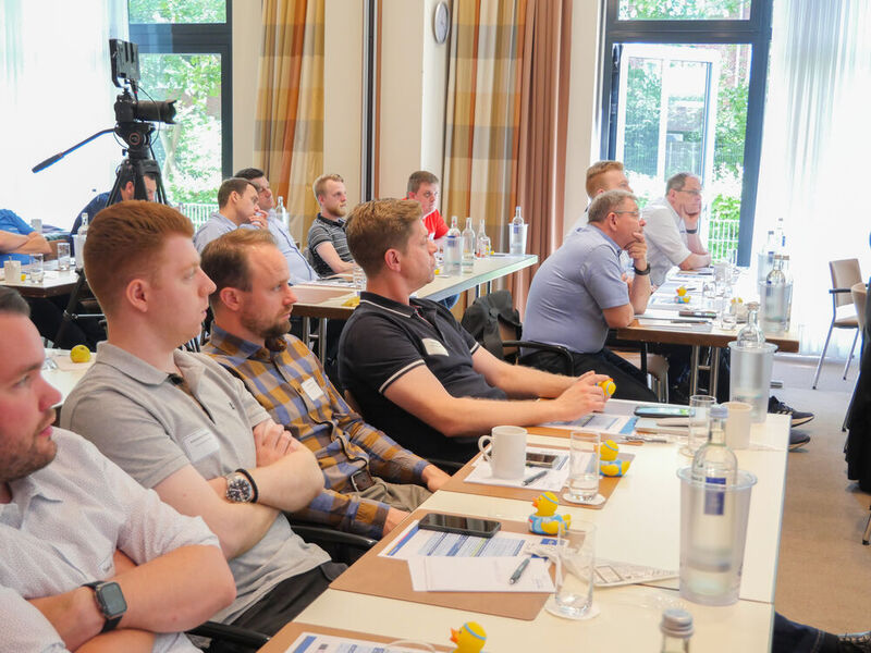 Die Teilnehmer lauschen den Vorträgen zur dbc-Strategie 25+. (Bild: Capelletti & Perl)