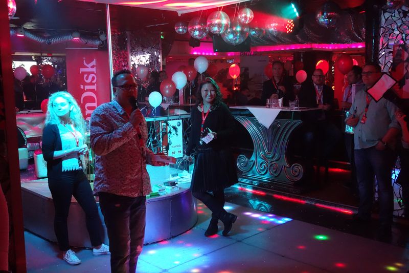 Stefan Knerrich, APC und die Organisatorin des Abends Miriam Franke, SanDisk bei der Verlosung (Bild: IT-BUSINESS)