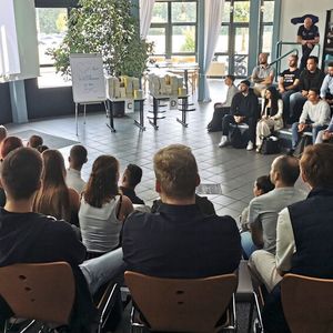 Ohne gewissenhaftes Arbeiten wird das nichts: Vorstandsvorsitzender Helmut Peter appellierte an die neue Studenten, vom ersten Tag an, in Northeim gewissenhaft zu arbeiten. (Bild:  BFC)