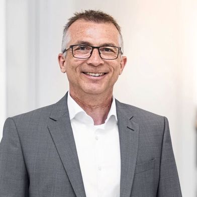 Markus Müller, Intec, macht sich stark gegen Versicherungsbetrug. Er pilotiert eine KI-basierte Plattform, die auffällige Schadenmeldungen analysiert und so betrügerische Absichten ans Licht bringt. (Bild: Intec)