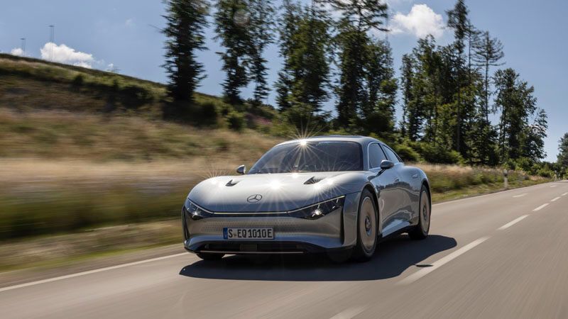 100 kWh Batteriekapazität schlummern unter der silbern schimmernden Außenhaut. (Bild: Mercedes-Benz)