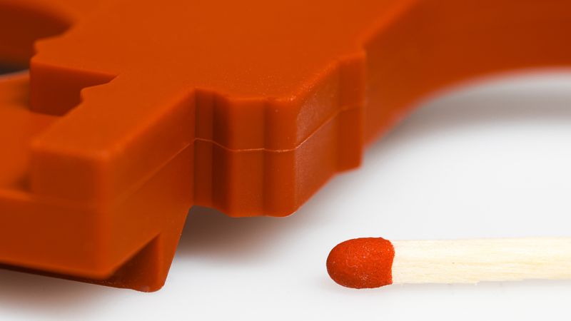 Eine Dichtung mit Nullfehler-Anspruch: Die 484 x 202 x 29 mm große LSR-Dichtung schützt empfindliche Elektronik in Wechselrichtern zuverlässig vor Feuchtigkeit.(Bild:  Engel)