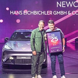 Newcomer des Jahres in der Seat-Cupra-Organisation ist das Autohaus Eichbichler. Im Bild gratuliert Erik Händler, Leiter Händlerorganisation bei Seat Deutschland, Geschäftsführer Thomas Eichbichler.(Bild:  Seat Deutschland)